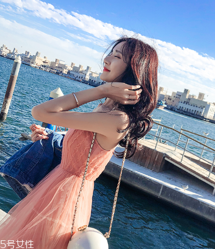 吊帶長裙怎么搭配？吊帶長裙搭配法則