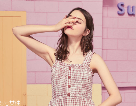 吊帶長裙怎么搭配？吊帶長裙搭配法則