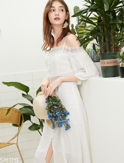 吊帶長裙怎么搭配？吊帶長裙搭配法則