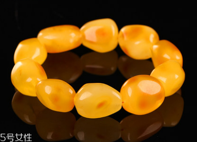 蜜蠟手串可以沾水嗎？蜜蠟手串能碰水嗎？