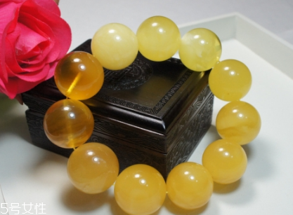 蜜蠟手串戴哪只手？蜜蠟手串佩戴講究