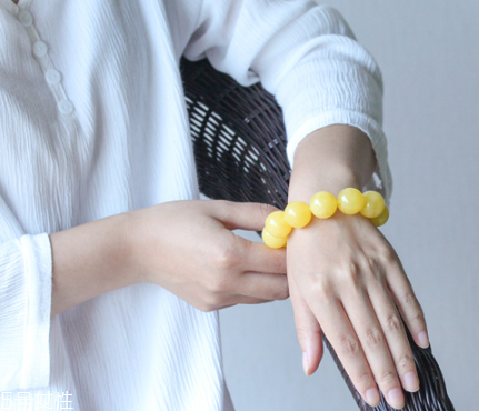 怎么鑒別蜜蠟手串真假？蜜蠟手串真假怎么看？