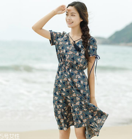 荷葉邊連衣裙怎么搭配？荷葉邊連衣裙搭配圖片