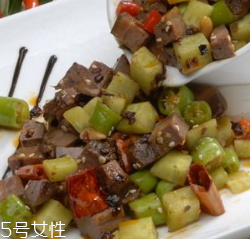 豬心能治心臟病嗎？豬心可以治心臟?。?></p><h3>豬心和什么一起炒好吃</h3><p>青椒炒豬心原料：青椒一只、豬心一只。調料：鹽、醬油、味精、糖、酒、淀粉、姜片、蒜末。</p><p>1、鍋上火加熱，加入適量油，油略熱，加入青椒塊煸炒，片刻后盛出；</p><p>2、余油加入姜片、蒜末爆香；</p><p>3、加入腌過的豬心煸炒；</p><p>4、豬心變色后，加入青椒塊一起煸炒；</p><p>5、加入味精適量，淋上水淀粉，收汁，撒上適量白胡椒粉，淋上麻油，關火盛出即可。</p>		</div>
<div align=