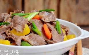 豬心能治心臟病嗎？豬心可以治心臟?。?></p><h3>豬心能和豬肚一起煮嗎</h3><p>豬心能和豬肚一起煮。但是要注意分量，一起燉多了會吃不完，去過吃完了也會覺得很撐，要控制份量。還要注意入鍋的時間，心比肚先熟！燉豬心還可以放些胡蘿卜和鮮人參一根。</p><p style=