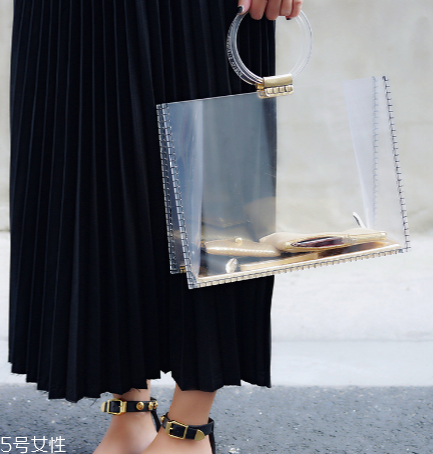 20歲女生背什么包？20多歲女生適合什么包包？