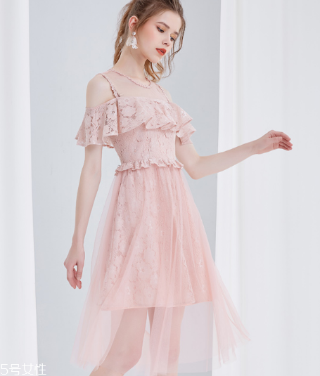 露肩連衣裙怎么搭配？露肩連衣裙搭配圖片