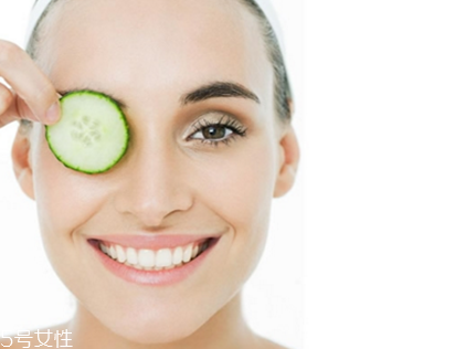黃瓜敷臉能祛眼袋嗎？黃瓜敷臉有祛眼袋效果嗎？