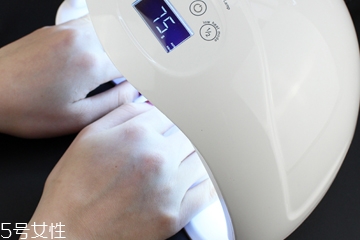 美甲燈會把手照黑嗎？美甲燈之前要涂防曬霜嗎？