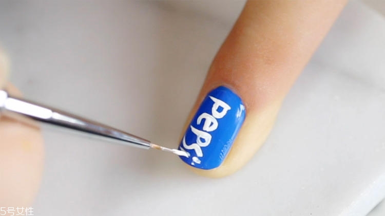 世界杯可樂美甲怎么做？世界杯主題可樂美甲教程