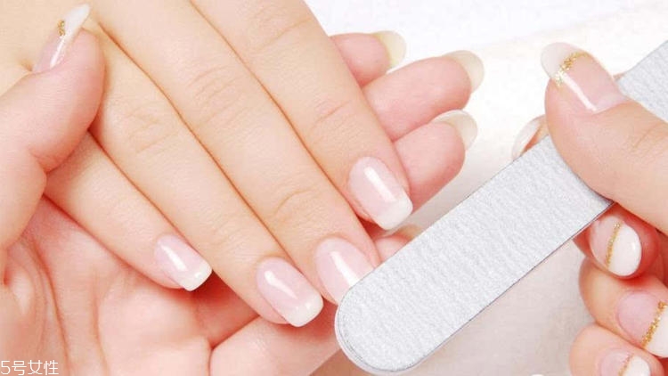 世界杯可樂美甲怎么做？世界杯主題可樂美甲教程