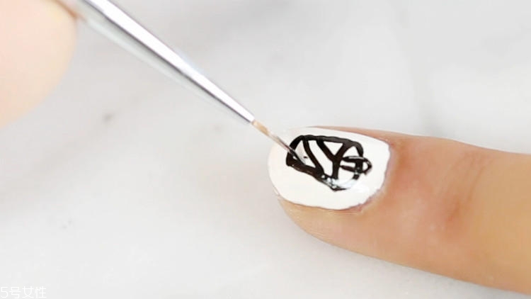 世界杯可樂美甲怎么做？世界杯主題可樂美甲教程