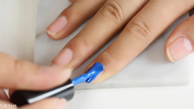 世界杯可樂美甲怎么做？世界杯主題可樂美甲教程