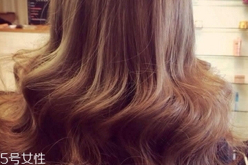 燙發(fā)后怎么打理卷發(fā)？剛燙的卷發(fā)如何打理？