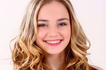 燙發(fā)是冷燙好還是熱燙好？冷燙和熱燙哪個(gè)更自然？