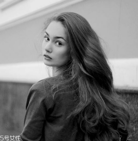 燙發(fā)是冷燙好還是熱燙好？冷燙和熱燙哪個(gè)更自然？