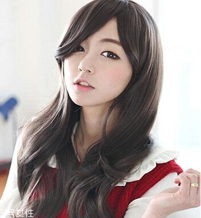 燙發(fā)是冷燙好還是熱燙好？冷燙和熱燙哪個(gè)更自然？