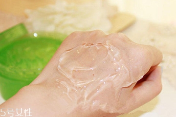 暴曬之后如何補(bǔ)救？曬紅了可以用蘆薈膠嗎？