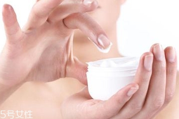 長期用素顏霜會變黑嗎？長期用素顏霜的后果