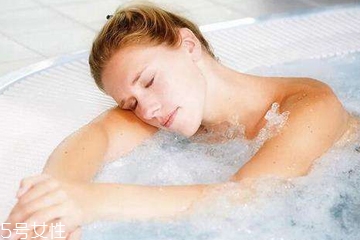 洗澡能減肥嗎？洗澡減肉肉的3種方法