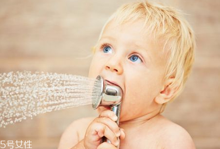 洗澡能減肥嗎？洗澡減肉肉的3種方法