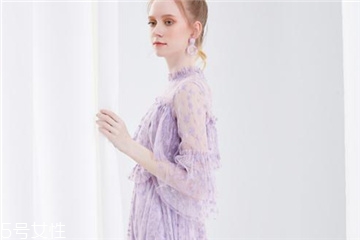 紫色連衣裙怎么搭配？輕松駕馭流行色