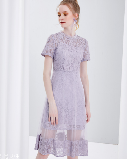 紫色連衣裙怎么搭配？輕松駕馭流行色