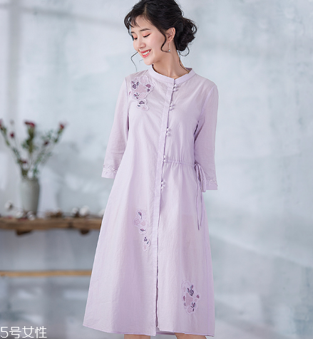 紫色連衣裙怎么搭配？輕松駕馭流行色