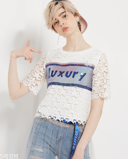 什么顏色衣服顯皮膚白？這樣穿白成一道光