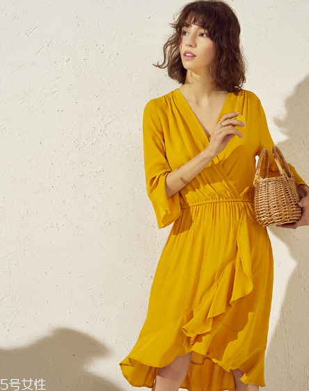 什么顏色衣服顯皮膚白？這樣穿白成一道光