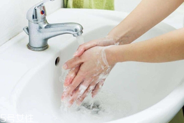 手比臉白是什么原因？手比臉白怎么回事？