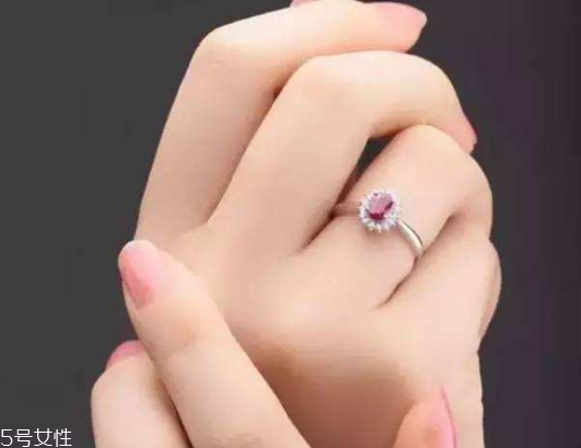 手比臉白是什么原因？手比臉白怎么回事？