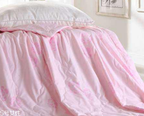 空調(diào)被可以用洗衣機洗嗎？要看不同材質