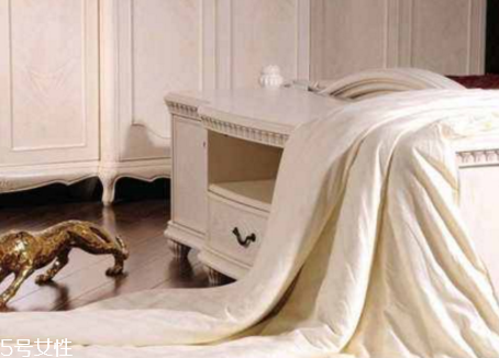 空調(diào)被可以用洗衣機洗嗎？要看不同材質