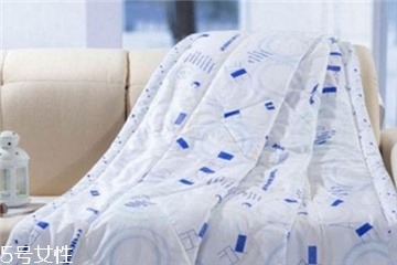 空調(diào)被可以用洗衣機洗嗎？要看不同材質