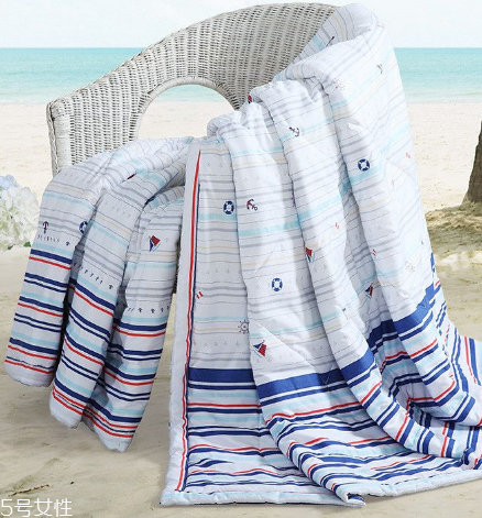 空調(diào)被適合什么時候蓋？不只是開空調(diào)的時候蓋