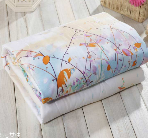 空調(diào)被適合什么時候蓋？不只是開空調(diào)的時候蓋