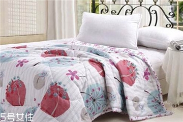 空調(diào)被適合什么時候蓋？不只是開空調(diào)的時候蓋