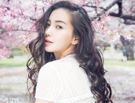 染發(fā)會使頭發(fā)變白嗎？頭發(fā)變白不是染發(fā)的鍋