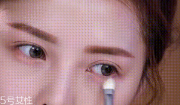下眼影顯臟怎么辦？下眼影怎么畫(huà)不突兀？