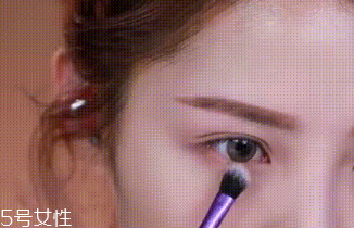下眼影顯臟怎么辦？下眼影怎么畫(huà)不突兀？
