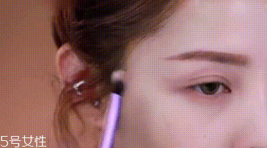 下眼影顯臟怎么辦？下眼影怎么畫(huà)不突兀？