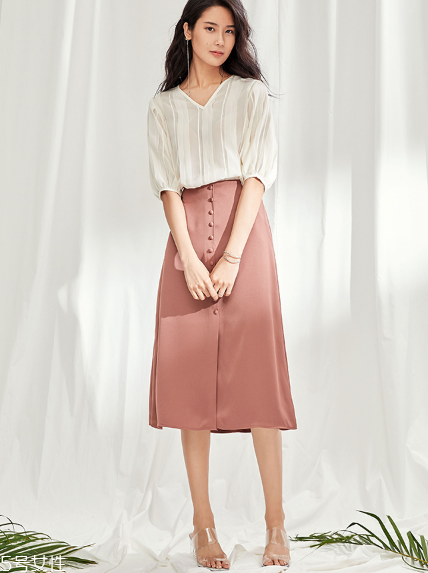 開叉裙適合什么人？詮釋美腿恰到好處