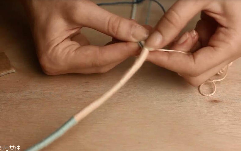 手工項(xiàng)鏈怎么做？彩色毛線編文藝范項(xiàng)鏈