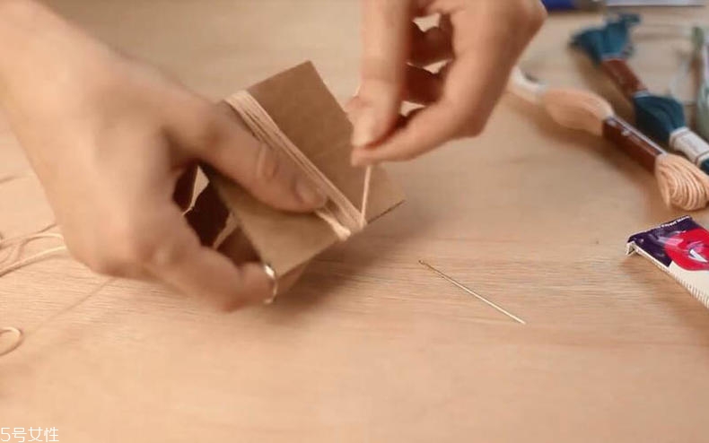 手工項(xiàng)鏈怎么做？彩色毛線編文藝范項(xiàng)鏈