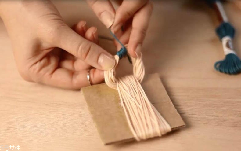 手工項(xiàng)鏈怎么做？彩色毛線編文藝范項(xiàng)鏈