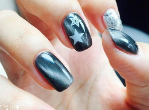 美甲底膠怎么用 涂底膠也有技巧 美甲底膠怎么用 涂底膠也有技巧