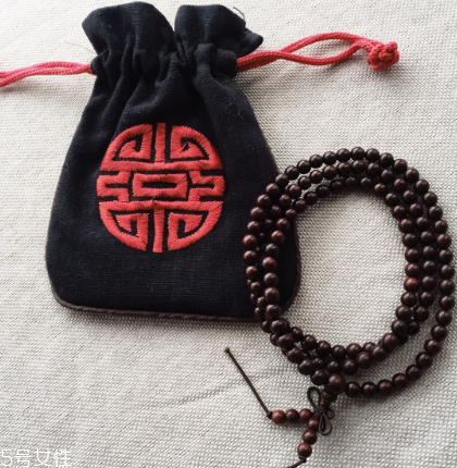 怎么辨別小葉紫檀手串真假 從這幾點(diǎn)來(lái)看 怎么辨別小葉紫檀手串真假 從這幾點(diǎn)來(lái)看