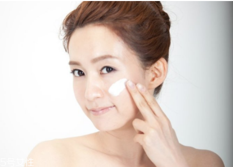 不同肌膚的護(hù)理方法 補(bǔ)水保濕最關(guān)鍵 不同肌膚的護(hù)理方法 補(bǔ)水保濕最關(guān)鍵