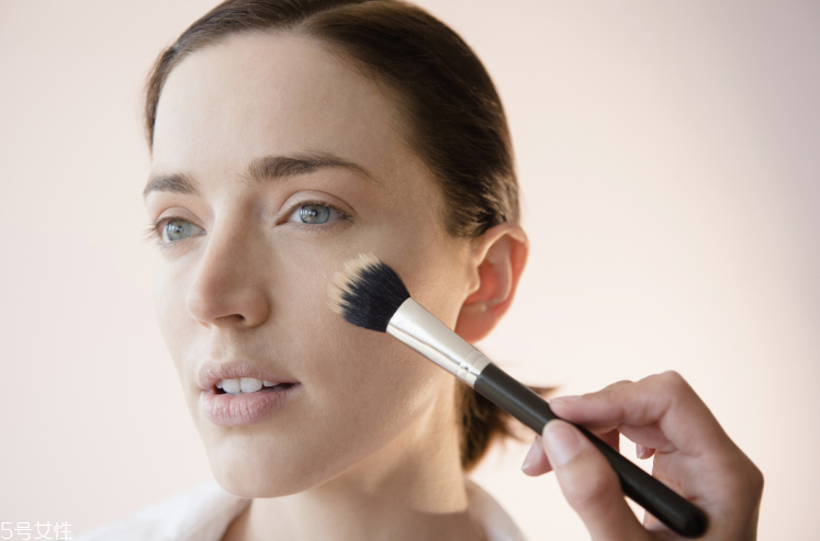 干皮底妝用什么好 這么化妝水潤(rùn)無(wú)瑕 干皮底妝用什么好 這么化妝水潤(rùn)無(wú)瑕